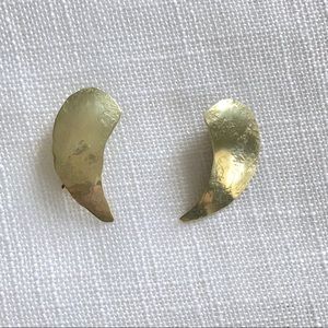 Vintage 80s hammered brass earrings.